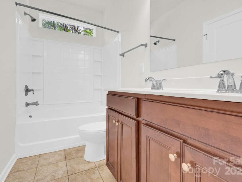 1828 Aston Mill Place, Charlotte, NC 28273.  MLS# CAR4243653, YatesRealty ID 11682. Mater Bath