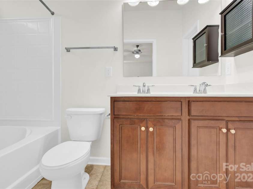 1828 Aston Mill Place, Charlotte, NC 28273.  MLS# CAR4243653, YatesRealty ID 11682. Mater Bath