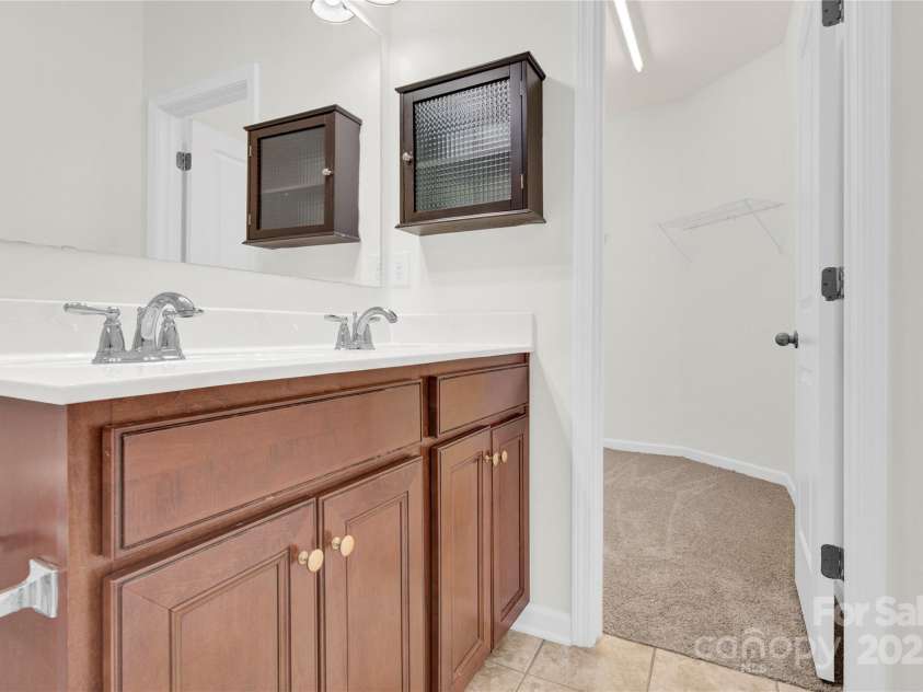 1828 Aston Mill Place, Charlotte, NC 28273.  MLS# CAR4243653, YatesRealty ID 11682. Mater Bath