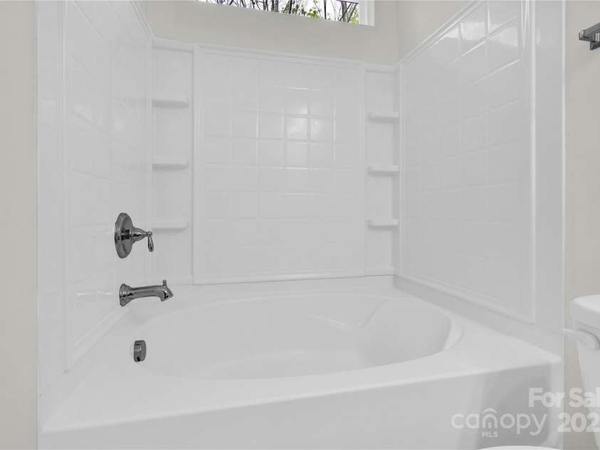 1828 Aston Mill Place, Charlotte, NC 28273.  MLS# CAR4243653, YatesRealty ID 11682. Mater Bath