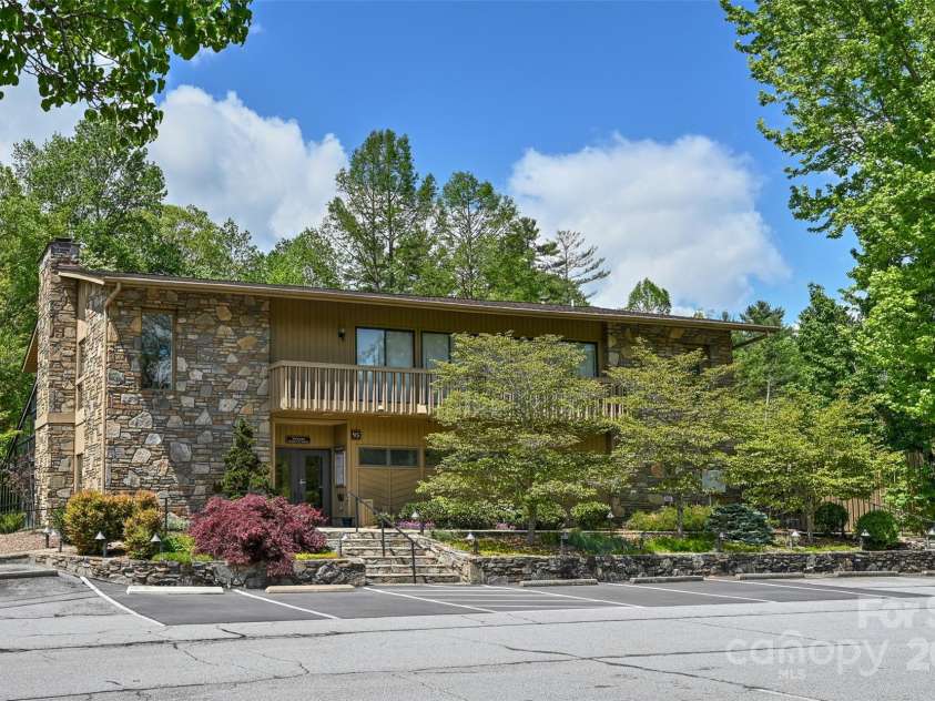 103 Red Oak Drive, Hendersonville, NC 28791.  MLS# CAR4250890, YatesRealty ID 11686. 