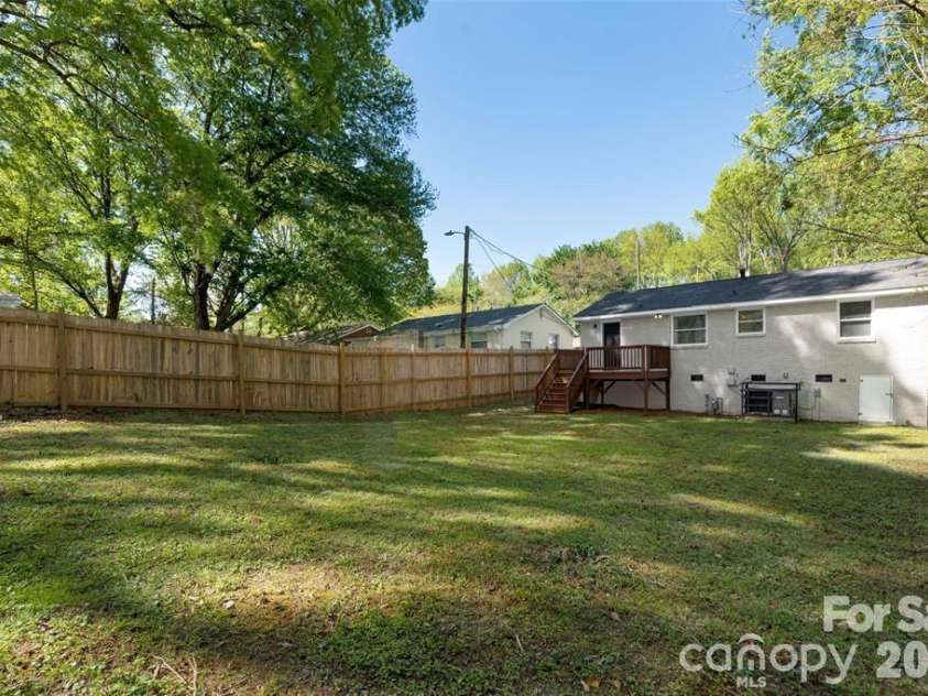 1828 Finchley Drive, Charlotte, NC 28215.  MLS# CAR4335930, YatesRealty ID 11688. Enjoy gardening or entertaining in this fabulous, flat Backyard.