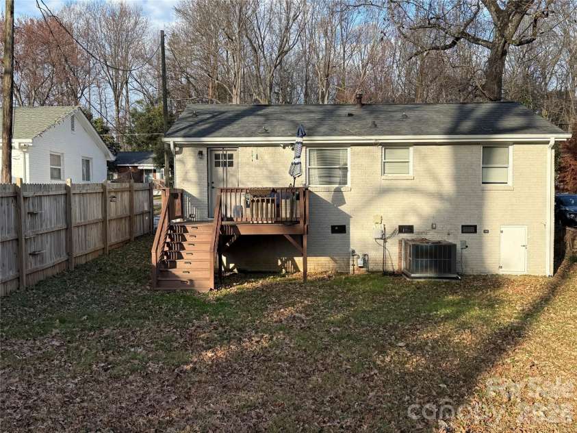 1828 Finchley Drive, Charlotte, NC 28215.  MLS# CAR4335930, YatesRealty ID 11688. Enjoy gardening or entertaining in this fabulous, flat Backyard.