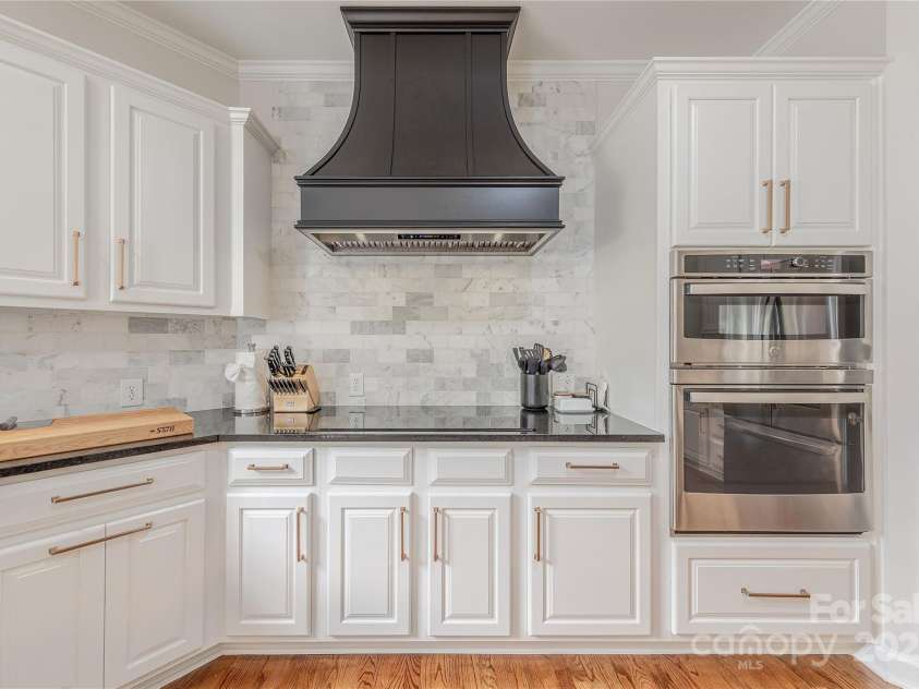 4117 Wallbrook Drive, Matthews, NC 28105.  MLS# CAR4253627, YatesRealty ID 11689. 