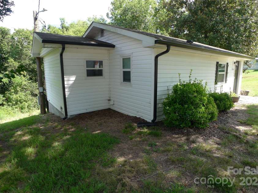 116 Pond Street, Lexington, NC 27292.  MLS# CAR4307562, YatesRealty ID 1169. 