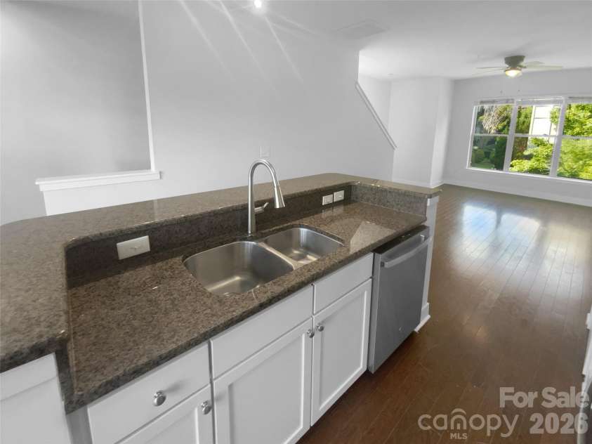 1031 Skyline View Way, Charlotte, NC 28204.  MLS# CAR4293136, YatesRealty ID 11690. 