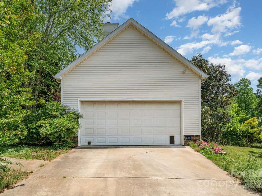 1687 Windy Hill Lane, Great Falls, SC 29055.  MLS# CAR4254857, YatesRealty ID 11690. 