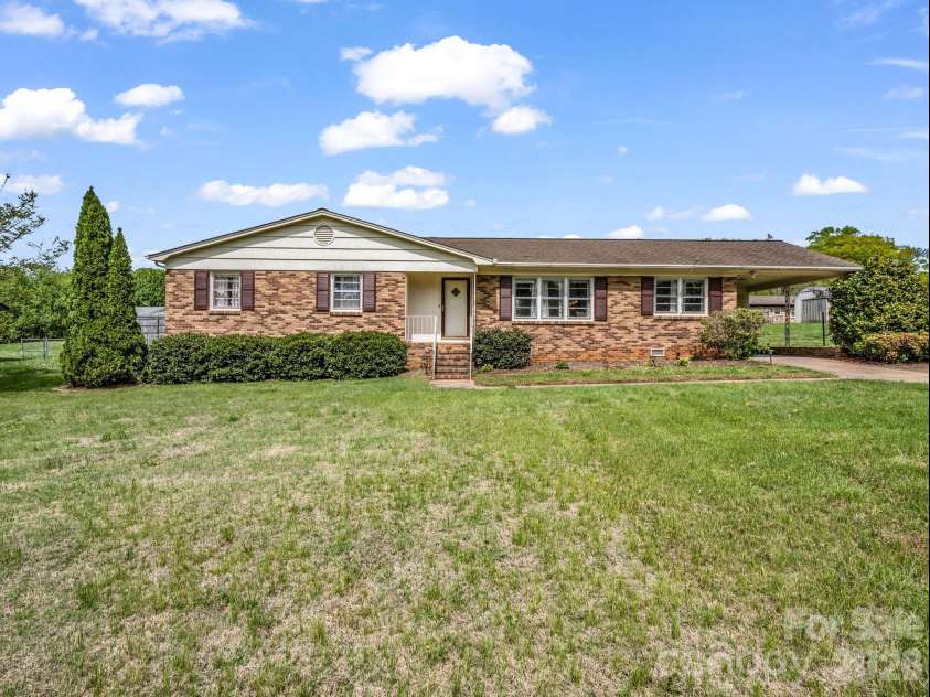 810 Surry Drive, Shelby, NC 28152.  MLS# CAR4365468, YatesRealty ID 11692. 