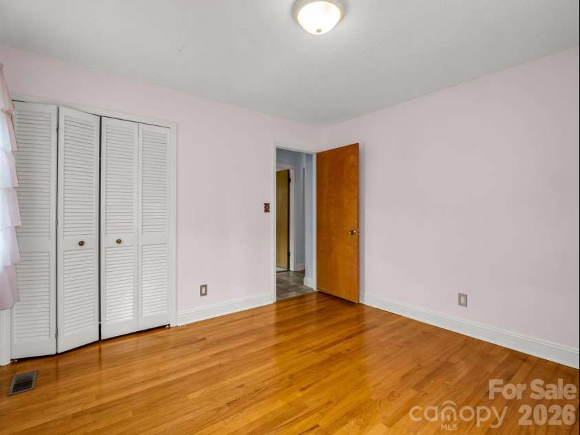 810 Surry Drive, Shelby, NC 28152.  MLS# CAR4365468, YatesRealty ID 11692. 