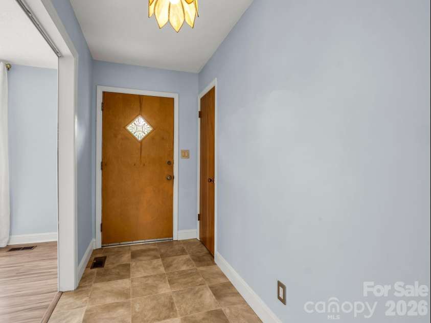 810 Surry Drive, Shelby, NC 28152.  MLS# CAR4365468, YatesRealty ID 11692. 