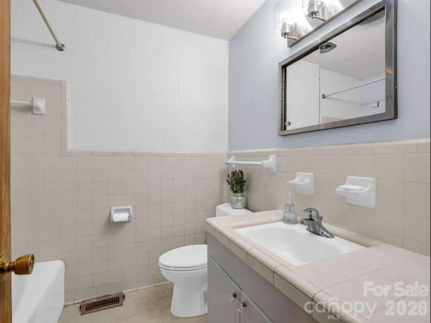 810 Surry Drive, Shelby, NC 28152.  MLS# CAR4365468, YatesRealty ID 11692. 