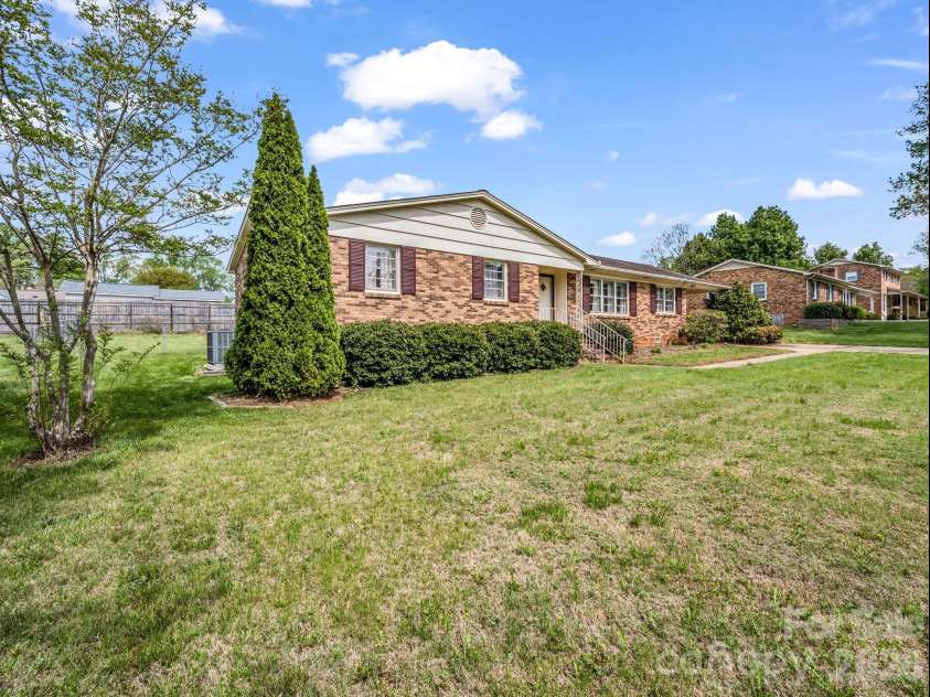 810 Surry Drive, Shelby, NC 28152.  MLS# CAR4365468, YatesRealty ID 11692. 