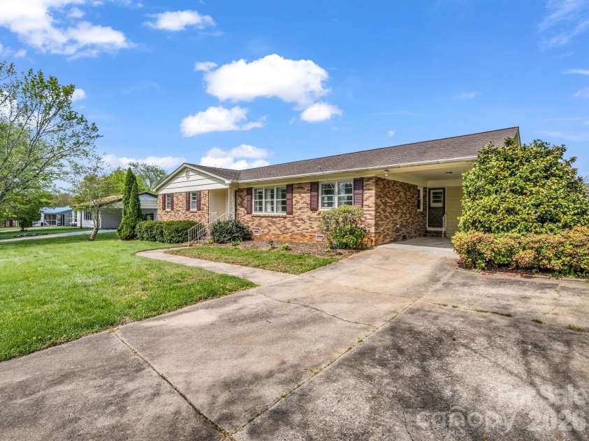 810 Surry Drive, Shelby, NC 28152.  MLS# CAR4365468, YatesRealty ID 11692. 