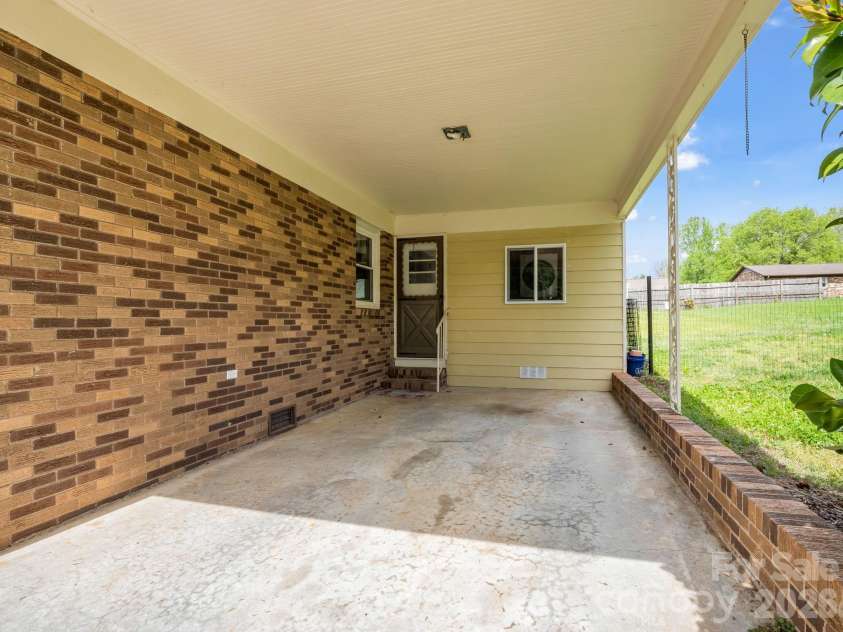 810 Surry Drive, Shelby, NC 28152.  MLS# CAR4365468, YatesRealty ID 11692. 