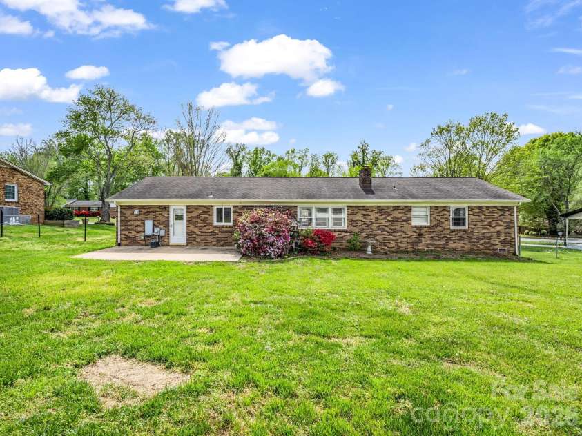 810 Surry Drive, Shelby, NC 28152.  MLS# CAR4365468, YatesRealty ID 11692. 