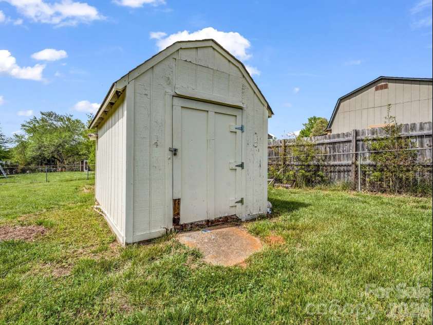 810 Surry Drive, Shelby, NC 28152.  MLS# CAR4365468, YatesRealty ID 11692. 