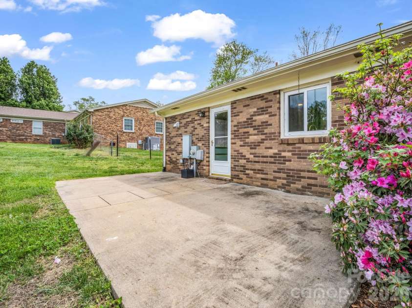 810 Surry Drive, Shelby, NC 28152.  MLS# CAR4365468, YatesRealty ID 11692. 