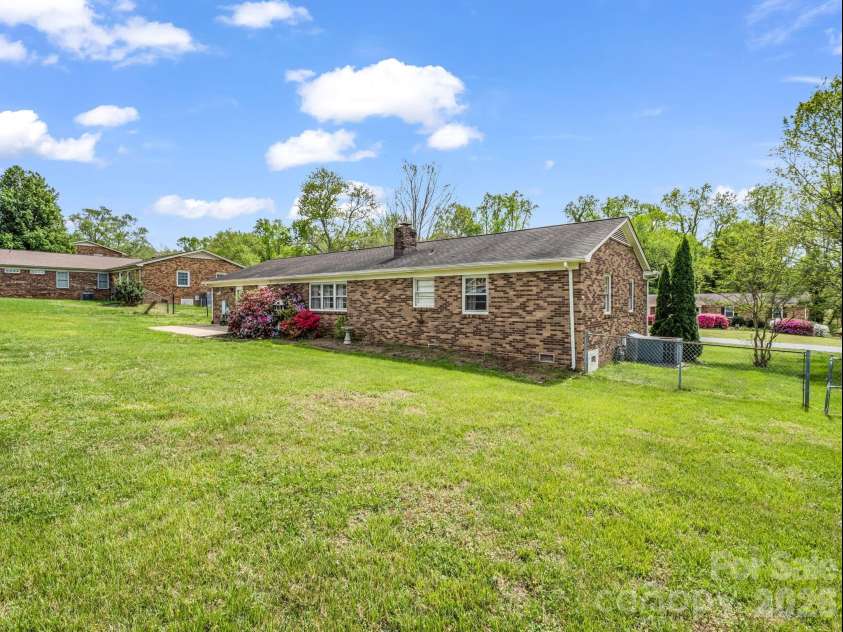 810 Surry Drive, Shelby, NC 28152.  MLS# CAR4365468, YatesRealty ID 11692. 