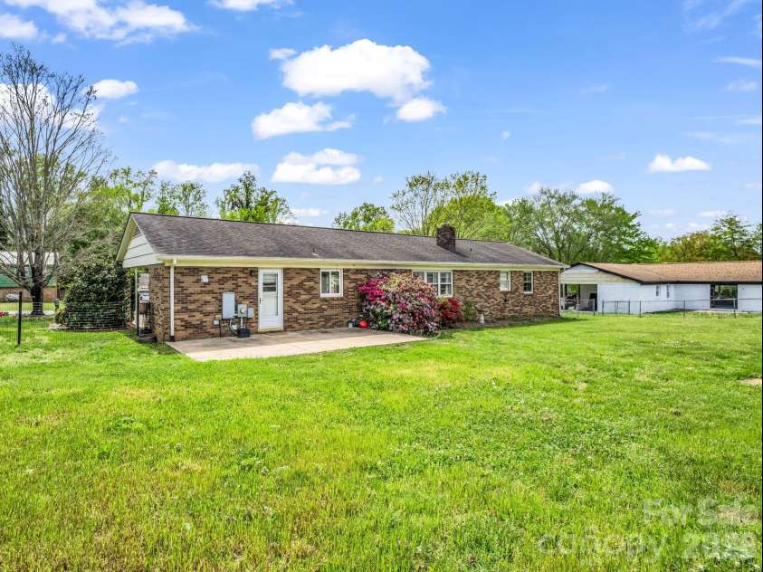 810 Surry Drive, Shelby, NC 28152.  MLS# CAR4365468, YatesRealty ID 11692. 