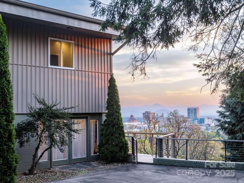 19 Westview Road, Asheville, NC 28804.  MLS# CAR4239788, YatesRealty ID 11694. 