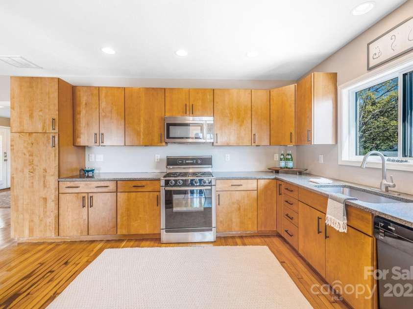 19 Westview Road, Asheville, NC 28804.  MLS# CAR4239788, YatesRealty ID 11694. 