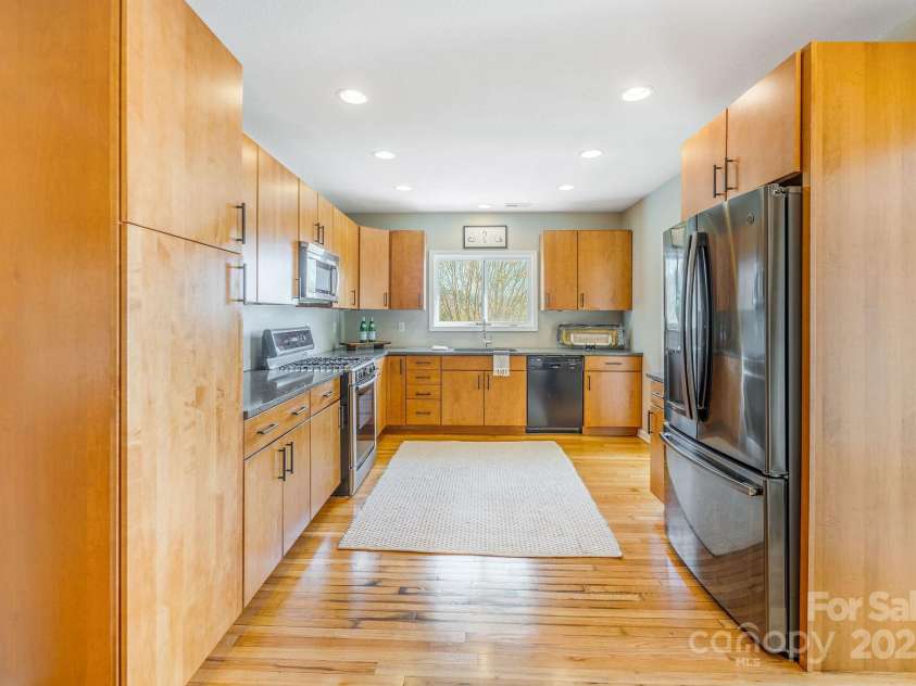 19 Westview Road, Asheville, NC 28804.  MLS# CAR4239788, YatesRealty ID 11694. 