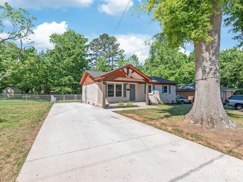 3932 Slagle Drive, Charlotte, NC 28215.  MLS# CAR4256532, YatesRealty ID 11695. 