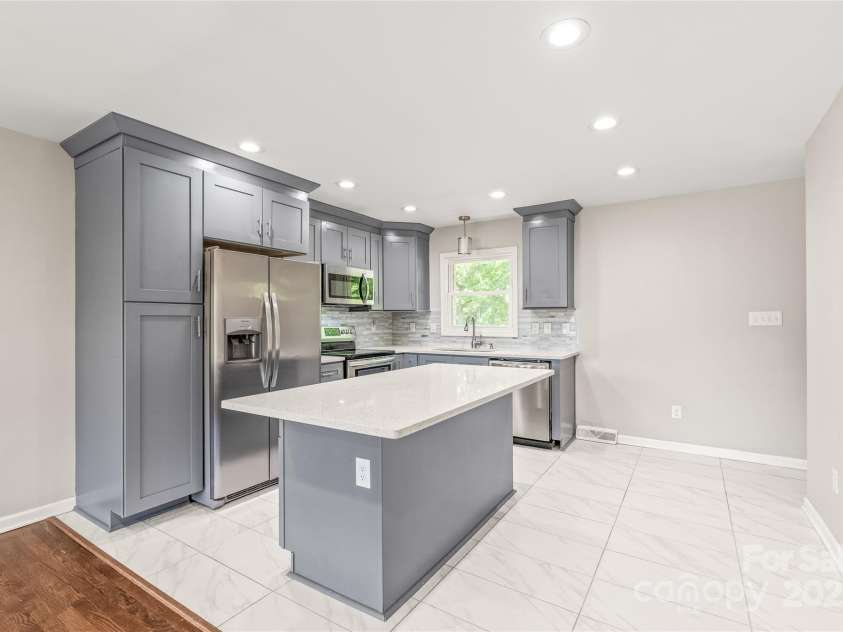 3932 Slagle Drive, Charlotte, NC 28215.  MLS# CAR4256532, YatesRealty ID 11695. 