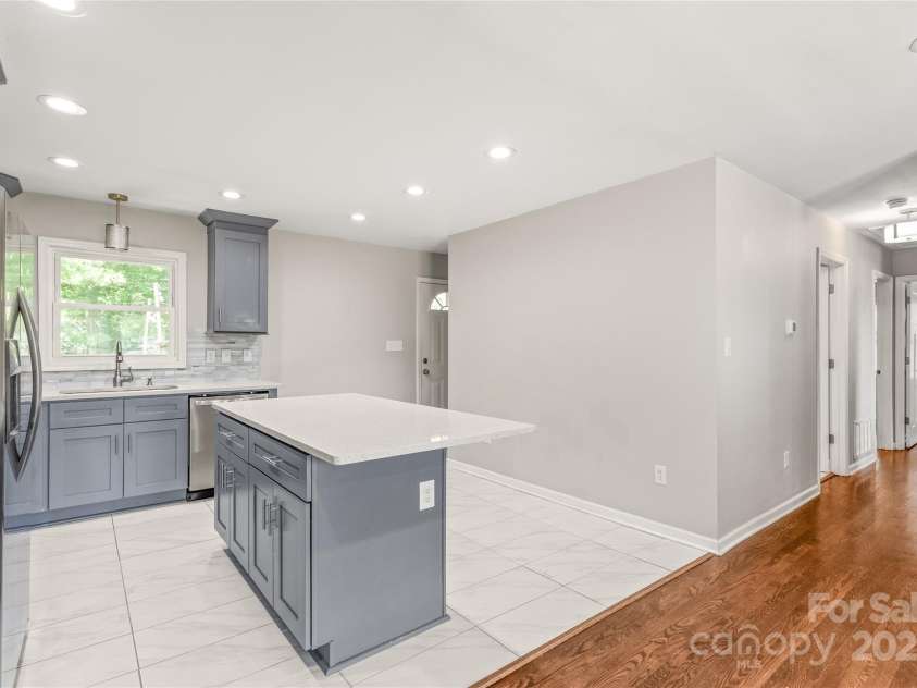 3932 Slagle Drive, Charlotte, NC 28215.  MLS# CAR4256532, YatesRealty ID 11695. 