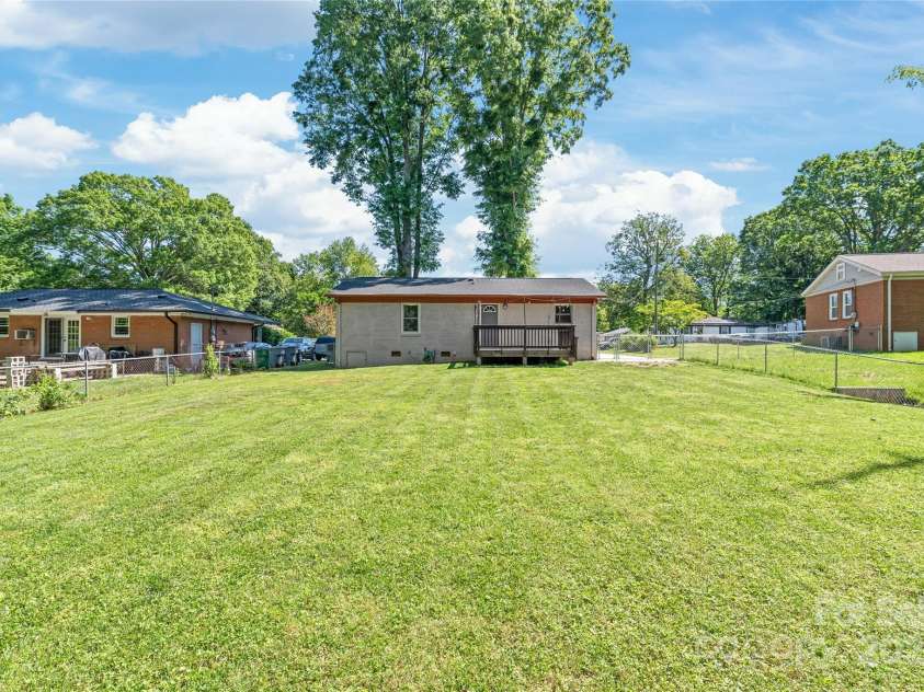 3932 Slagle Drive, Charlotte, NC 28215.  MLS# CAR4256532, YatesRealty ID 11695. 