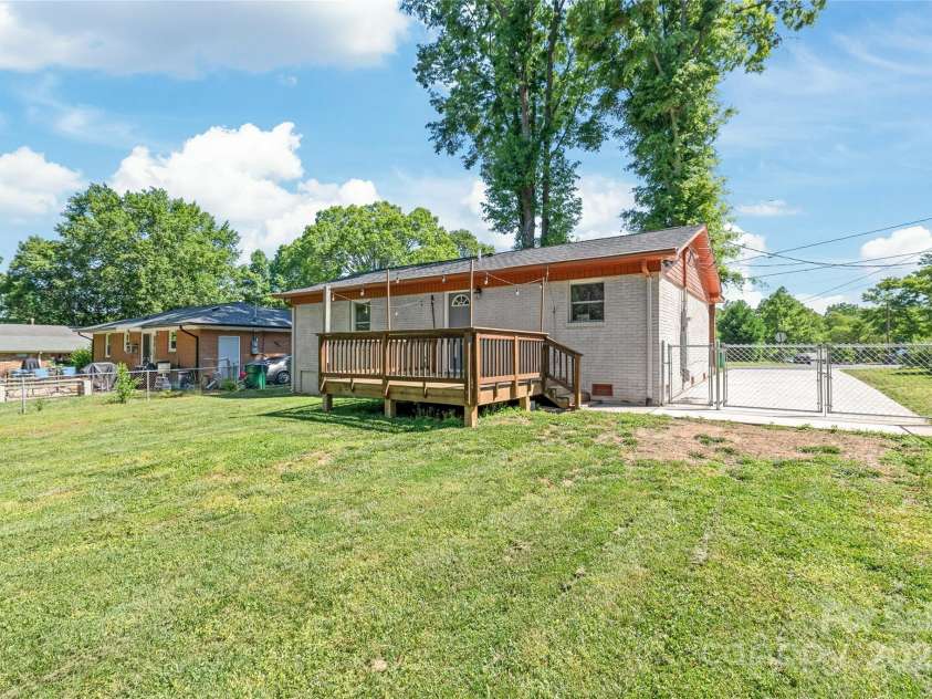 3932 Slagle Drive, Charlotte, NC 28215.  MLS# CAR4256532, YatesRealty ID 11695. 