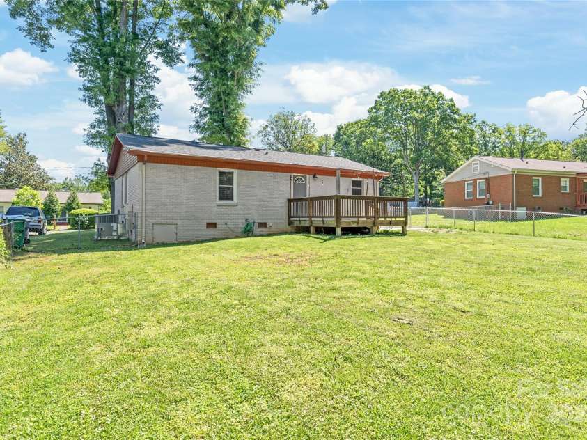 3932 Slagle Drive, Charlotte, NC 28215.  MLS# CAR4256532, YatesRealty ID 11695. 