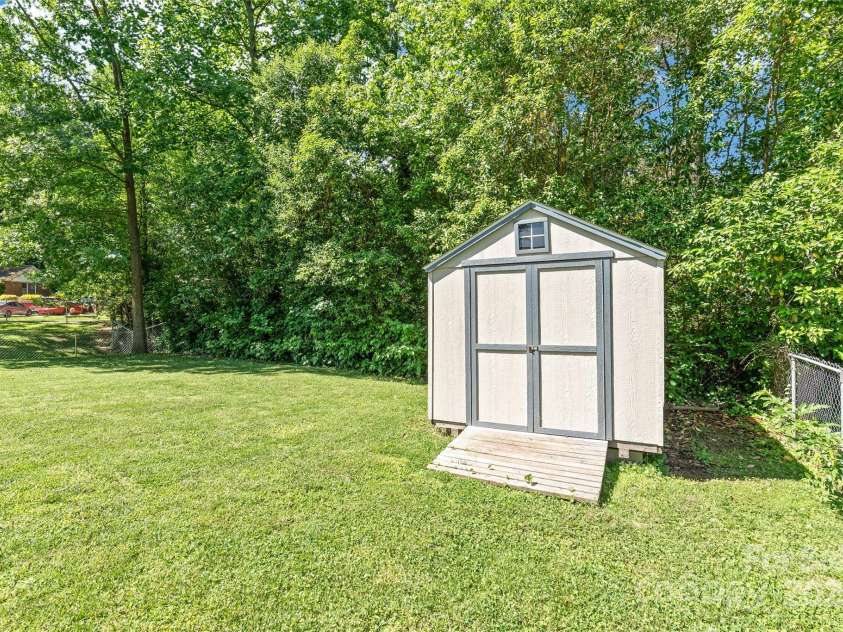 3932 Slagle Drive, Charlotte, NC 28215.  MLS# CAR4256532, YatesRealty ID 11695. 