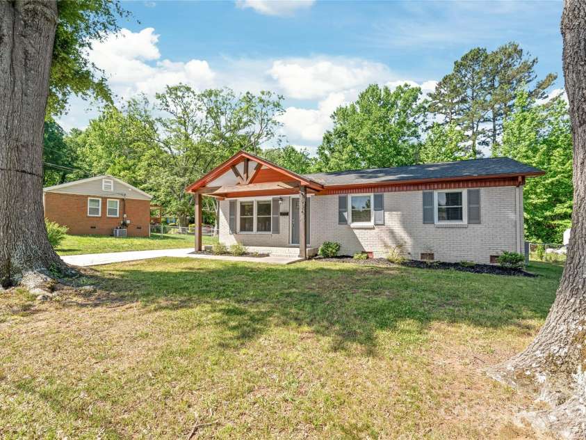 3932 Slagle Drive, Charlotte, NC 28215.  MLS# CAR4256532, YatesRealty ID 11695. 