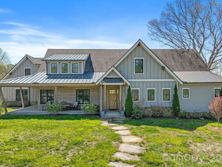 18 Majestic Oak Circle, Asheville, NC 28805.  MLS# CAR4368880, YatesRealty ID 11697. 