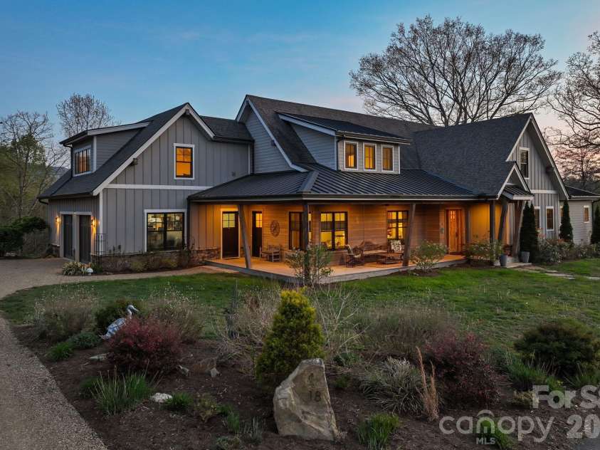 18 Majestic Oak Circle, Asheville, NC 28805.  MLS# CAR4368880, YatesRealty ID 11697. 