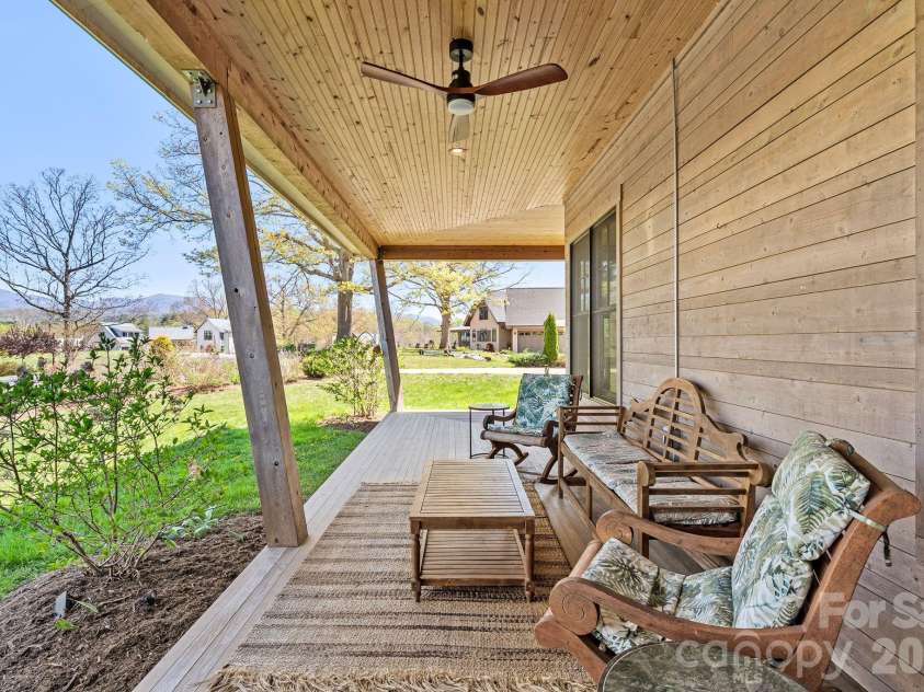 18 Majestic Oak Circle, Asheville, NC 28805.  MLS# CAR4368880, YatesRealty ID 11697. 