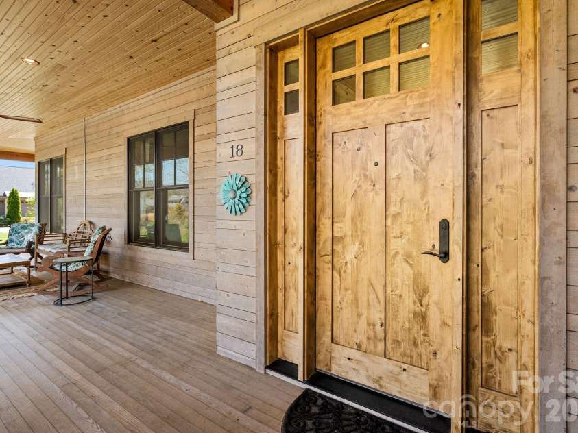18 Majestic Oak Circle, Asheville, NC 28805.  MLS# CAR4368880, YatesRealty ID 11697. 