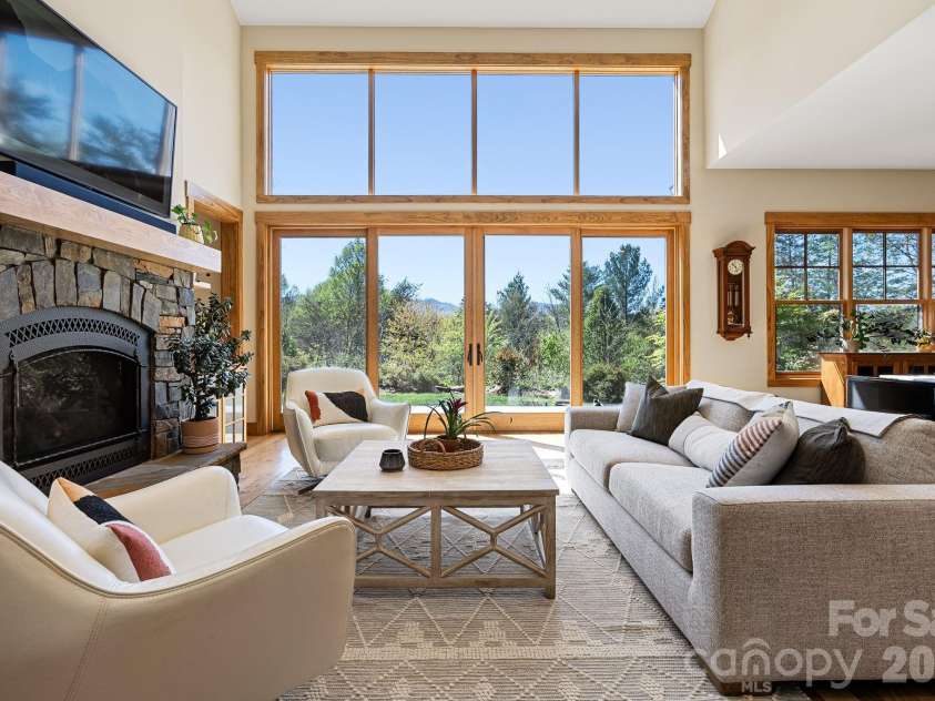 18 Majestic Oak Circle, Asheville, NC 28805.  MLS# CAR4368880, YatesRealty ID 11697. 