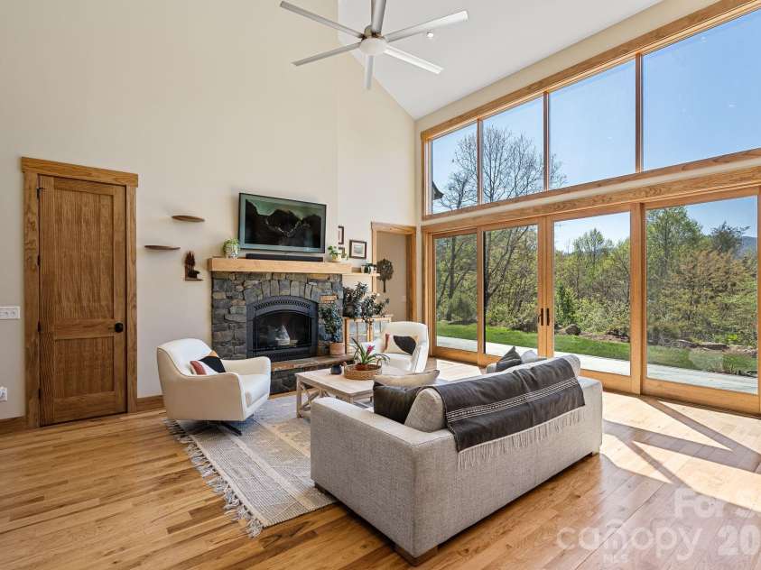 18 Majestic Oak Circle, Asheville, NC 28805.  MLS# CAR4368880, YatesRealty ID 11697. 