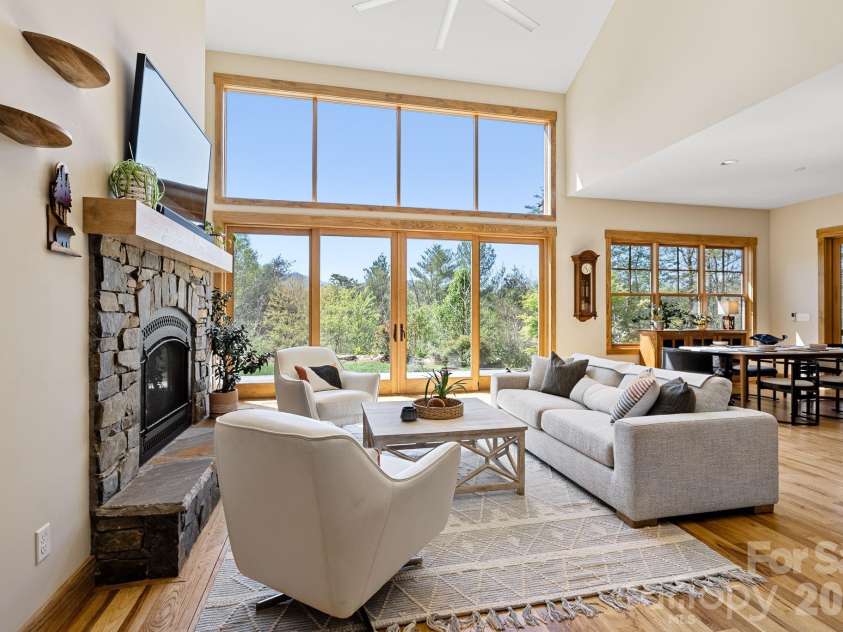 18 Majestic Oak Circle, Asheville, NC 28805.  MLS# CAR4368880, YatesRealty ID 11697. 
