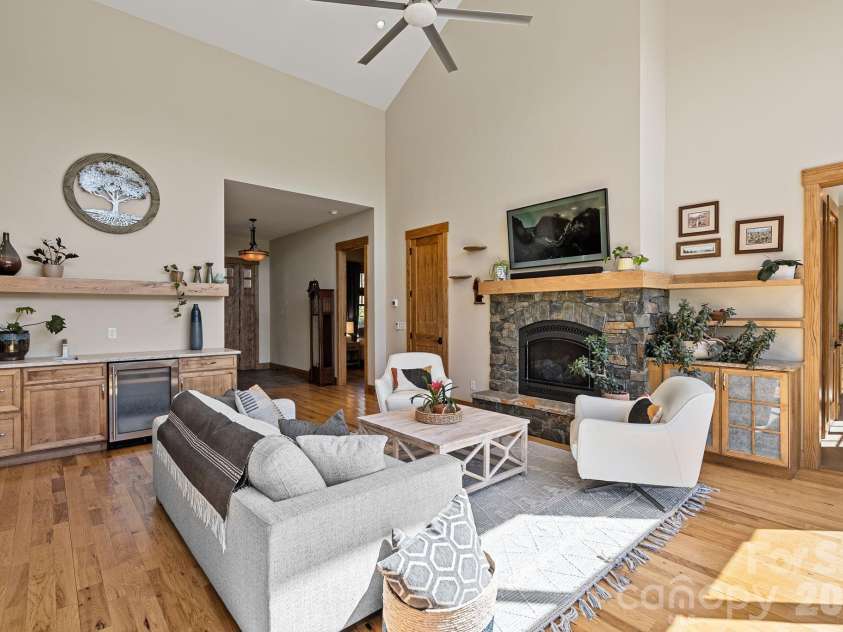 18 Majestic Oak Circle, Asheville, NC 28805.  MLS# CAR4368880, YatesRealty ID 11697. 