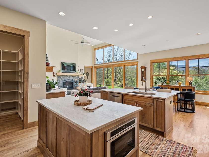 18 Majestic Oak Circle, Asheville, NC 28805.  MLS# CAR4368880, YatesRealty ID 11697. 