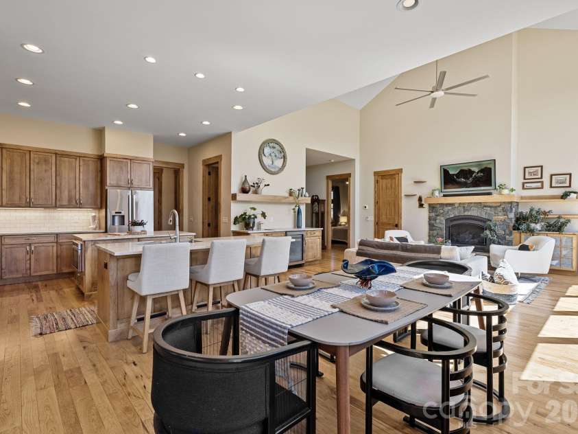18 Majestic Oak Circle, Asheville, NC 28805.  MLS# CAR4368880, YatesRealty ID 11697. 