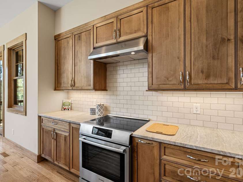 18 Majestic Oak Circle, Asheville, NC 28805.  MLS# CAR4368880, YatesRealty ID 11697. 