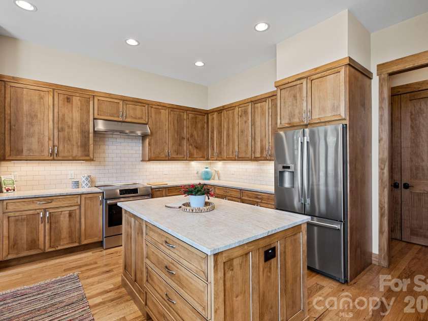 18 Majestic Oak Circle, Asheville, NC 28805.  MLS# CAR4368880, YatesRealty ID 11697. 