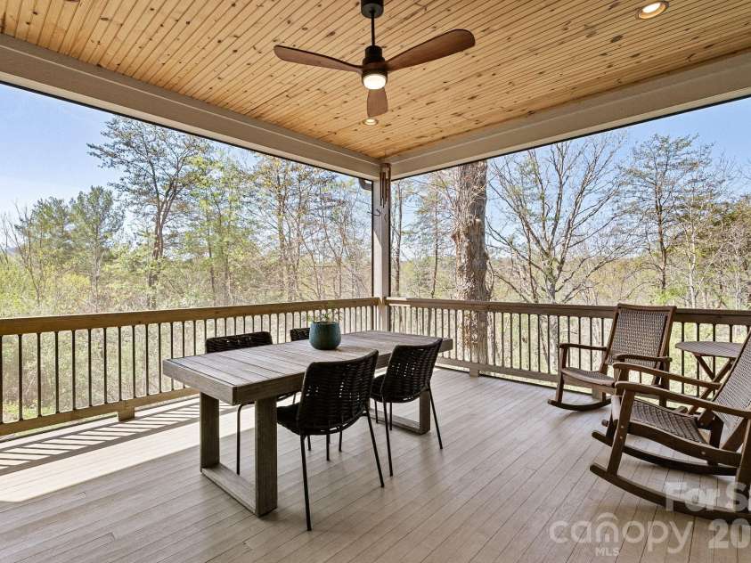 18 Majestic Oak Circle, Asheville, NC 28805.  MLS# CAR4368880, YatesRealty ID 11697. 