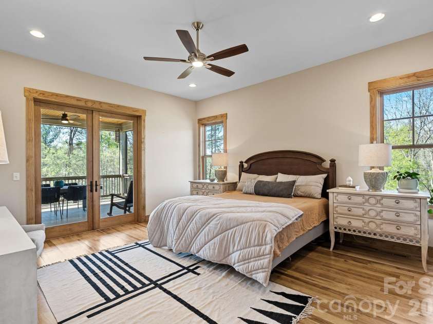 18 Majestic Oak Circle, Asheville, NC 28805.  MLS# CAR4368880, YatesRealty ID 11697. 