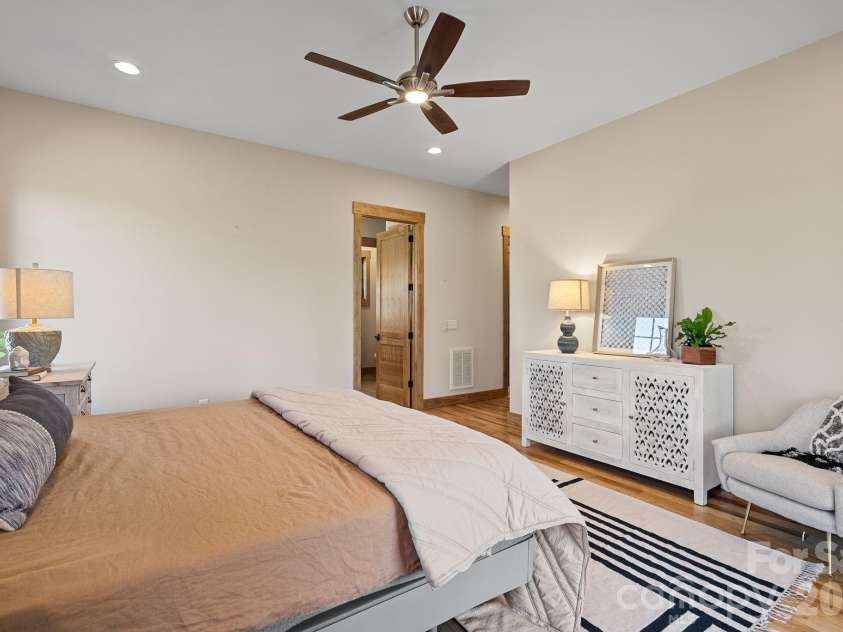 18 Majestic Oak Circle, Asheville, NC 28805.  MLS# CAR4368880, YatesRealty ID 11697. 