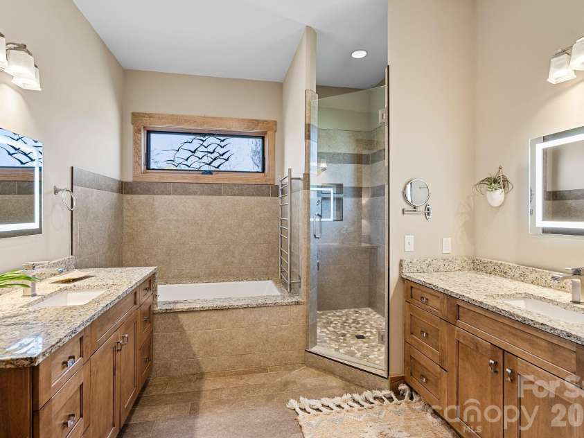 18 Majestic Oak Circle, Asheville, NC 28805.  MLS# CAR4368880, YatesRealty ID 11697. 